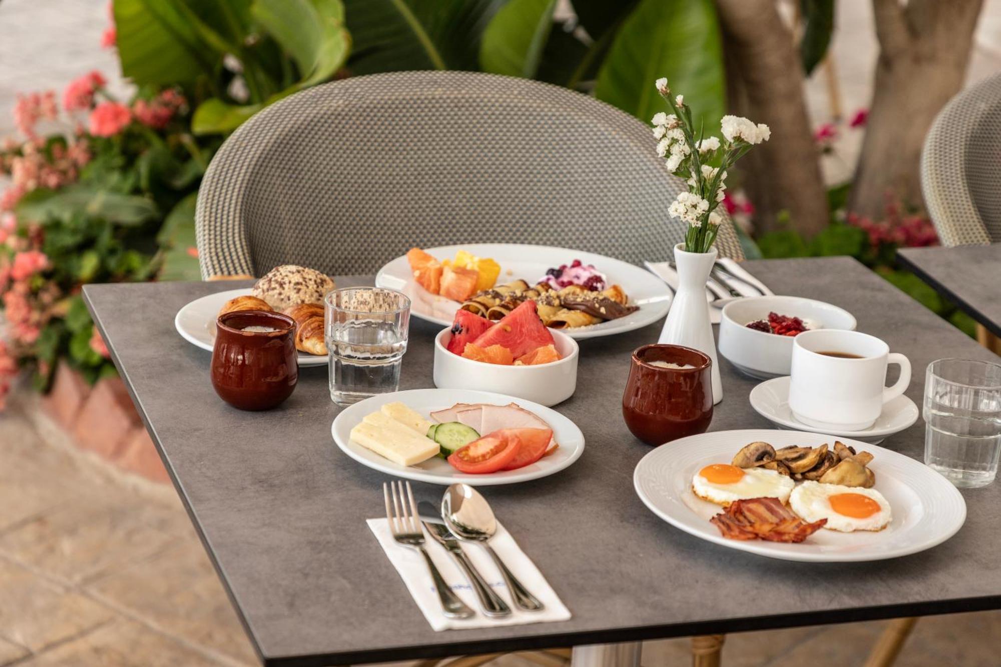 Louis Paphos Breeze Hotel Klorakas Exterior photo